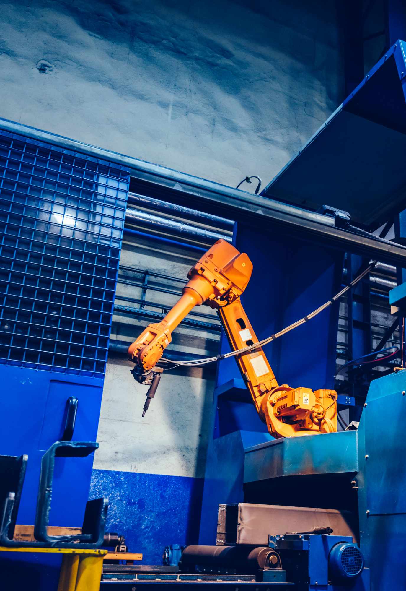 robotic-arm-in-a-factory-modern-heavy-industry-mac-XZ4B5CD_2-1.jpg
